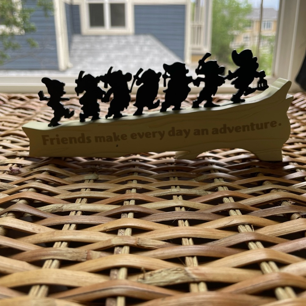 HALLMARK Disney 7 Dwarfs Silhouette Friends Make Every Day an Adventure Figure
